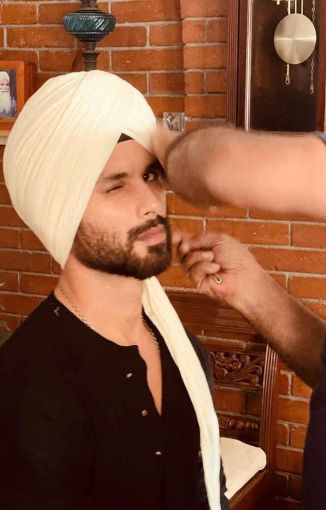 Shahid Kapoor`s Ethnic Look Sets Social Media Abuzz. Discover the Fusion of Classic and Contemporary.