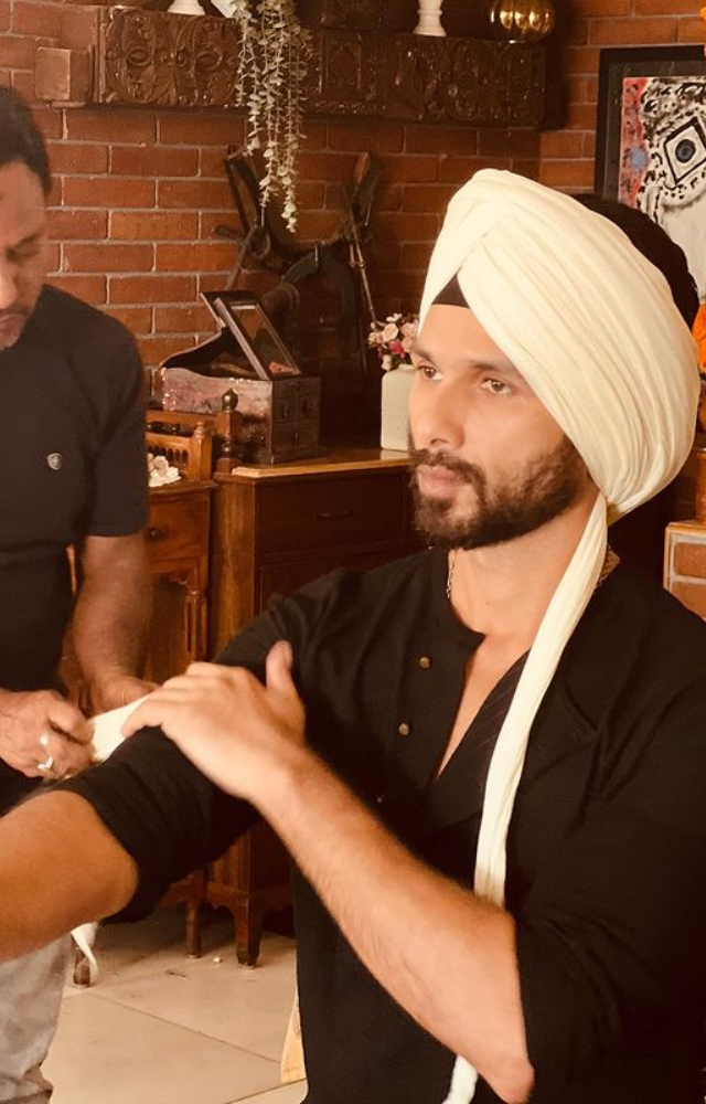 Shahid Kapoor Rocks a Turban in Stunning Fashion Ensemble. A Captivating Blend of Tradition and Style!