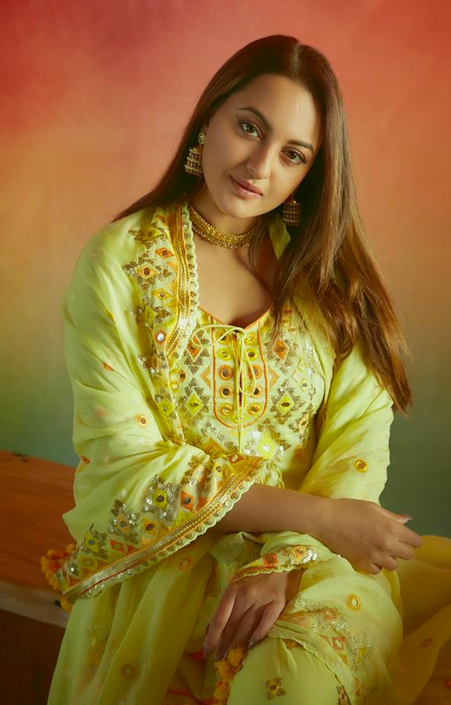 Sonakshi Sinha exudes sensual charm, unveiling a captivating transformation in her role for Heeramandi.