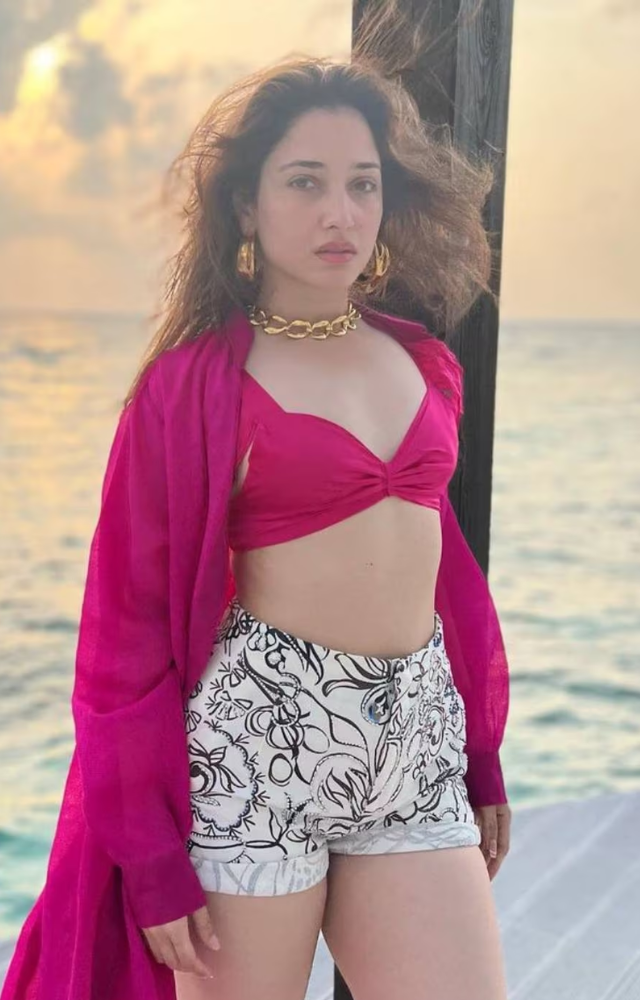 In a bikini of dark pink She easily captivates people and fans with her shining appearance and charming presence