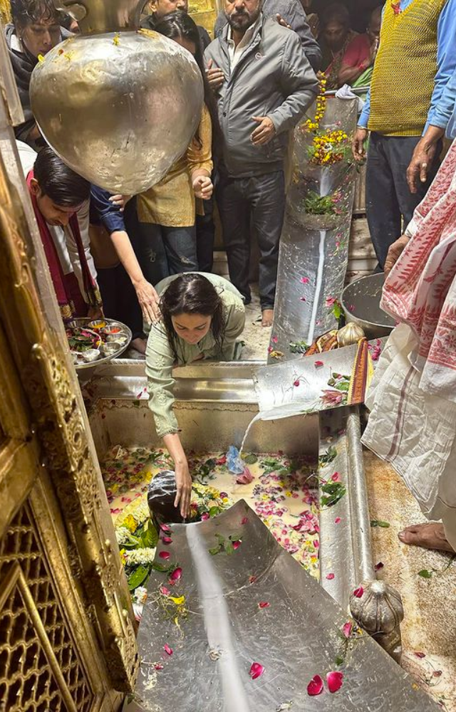 Tamannaah Bhatia seeks divine blessings at Kashi Vishwanath Temple, a moment of spiritual reverence and grace in the sacred surroundings.