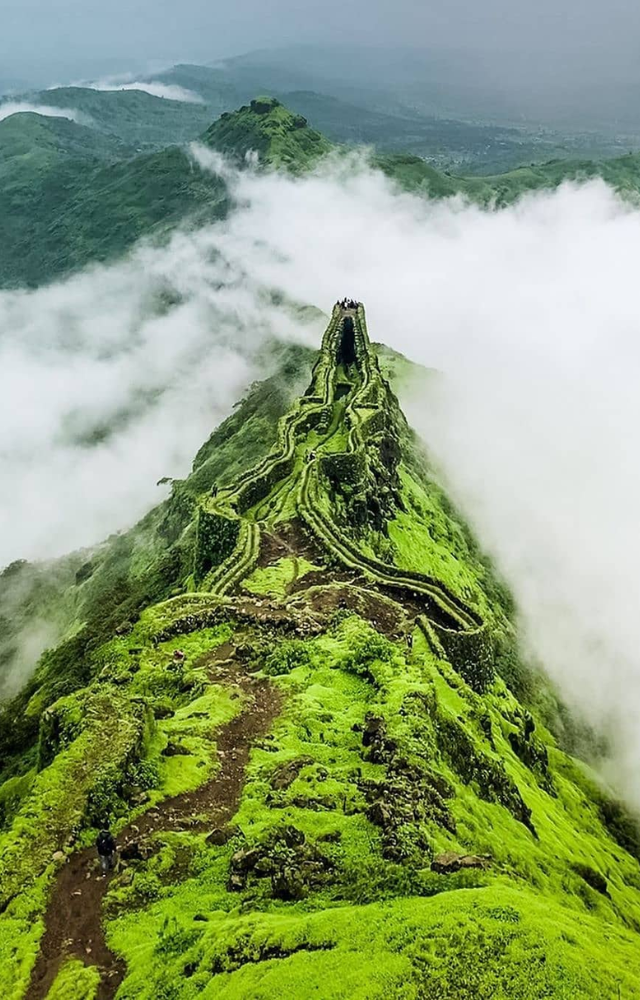 The Adilshahi army and Chhatrapati Shivaji Maharaj of the Maratha Empire engaged in combat in the battle of Torna in 1647 AD.