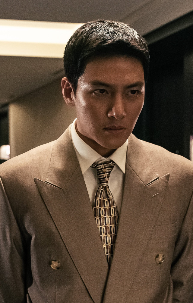 An undercover cop infiltrates a drug ring in this gritty crime thriller filled with tension and betrayal.