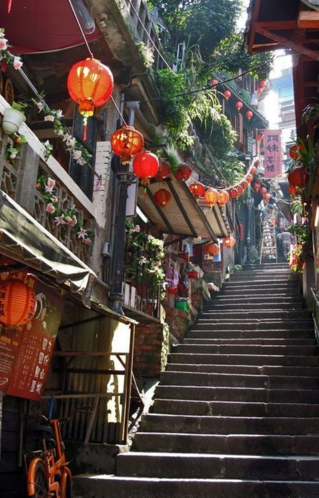 The narrow alleys, lanterns, and tea houses of Jiufen inspired the setting of Studio Ghibli’s magical masterpiece.
