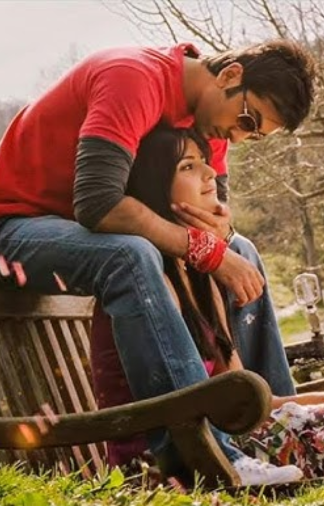Atif Aslam’s soulful voice in this romantic track from Ajab Prem Ki Ghazab Kahani remains unforgettable. Its magical melody still gives listeners goosebumps.