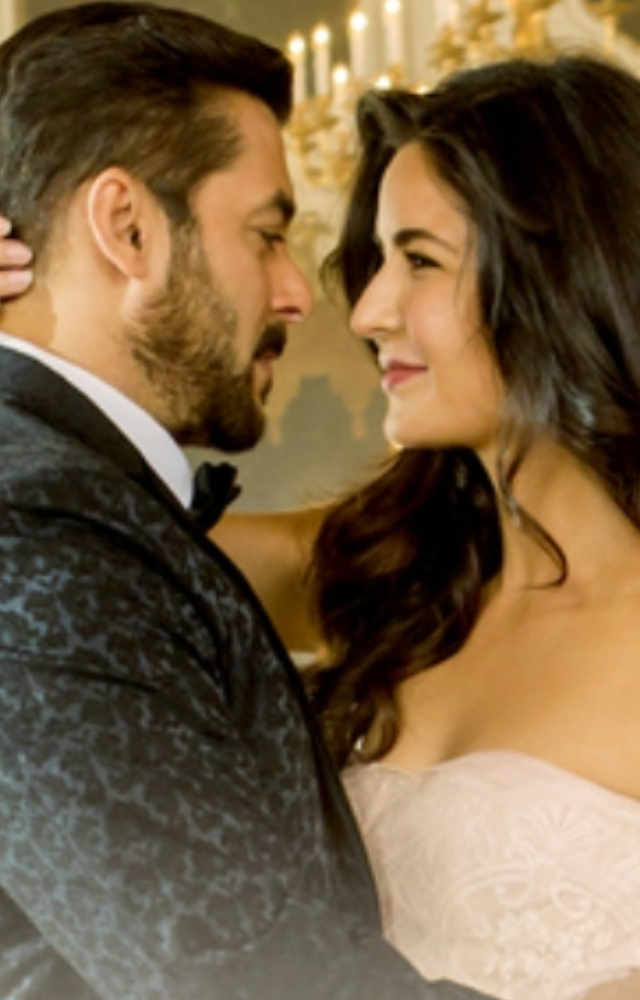 This soulful song from Tiger Zinda Hai remains one of Atif’s most beloved tracks. Its soothing tune makes it a go-to song for every romantic playlist.