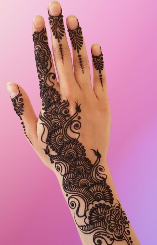 Arabic Mehndi designs are bold and stylish, with spacious patterns and floral strokes. A modern favorite for festive occasions!