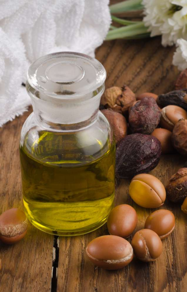 Rich in antioxidants, argan oil restores shine and smoothness, making it ideal for damaged hair.