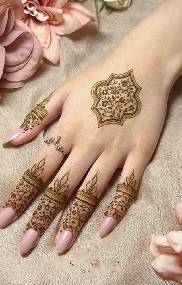 If simplicity is your style, go for minimal Mehndi with delicate lines and subtle patterns. Effortlessly elegant!