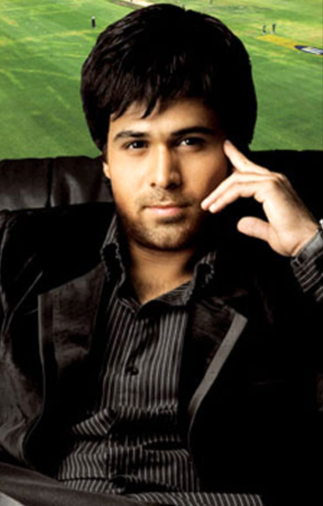 Jannat (2008) showcased Emraan’s charisma as a passionate lover and a cricket bookie. His chemistry with Sonal Chauhan was unforgettable.