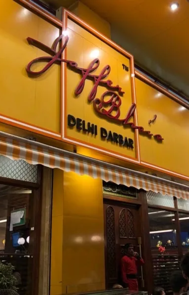 Known as the “Biryani King of Mumbai,” this iconic eatery serves mouthwatering biryanis and kebabs, making it a must-visit for Eid.