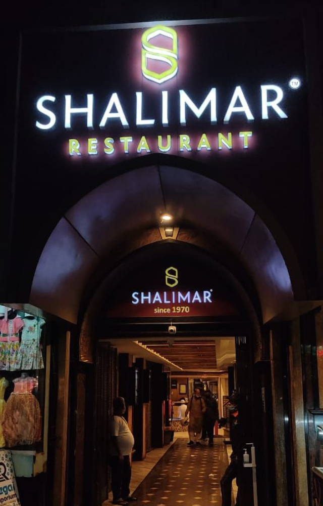 Located in Bhendi Bazaar, Shalimar is famous for its Mughlai and North Indian delicacies, with dishes like Mutton Korma and Chicken Biryani being festive vibes.