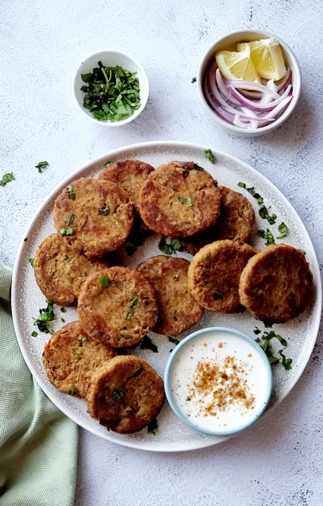 A rich blend of minced meat and lentils, these pan-fried kebabs are a must-have delicacy for a flavorful Iftar.
