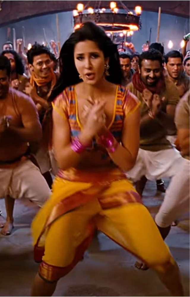 This high-energy track from Agneepath became an instant hit with Shreya’s powerful vocals. A song that set the stage on fire!