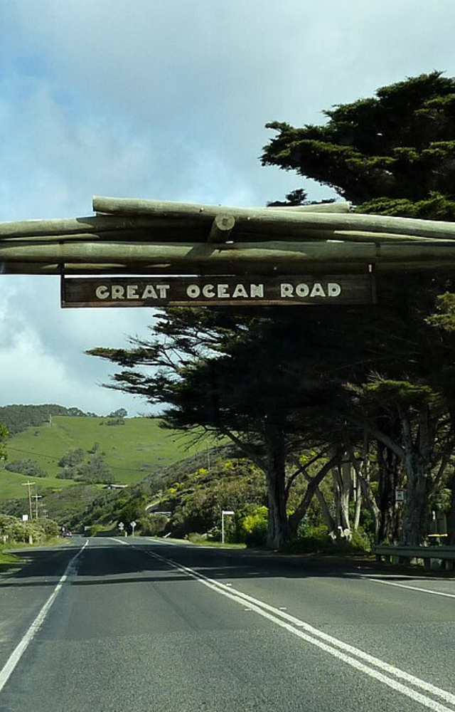 A mesmerizing drive featuring the iconic Twelve Apostles, lush rainforests, and pristine beaches. An unforgettable coastal experience!