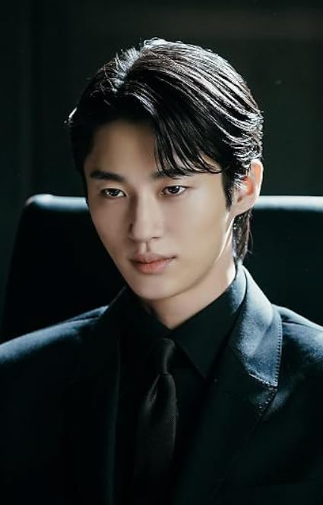 This action-packed drama brings thrills and humor as a young woman with superhuman strength takes on crime. Byeon Woo-seok shines in this high-energy role.