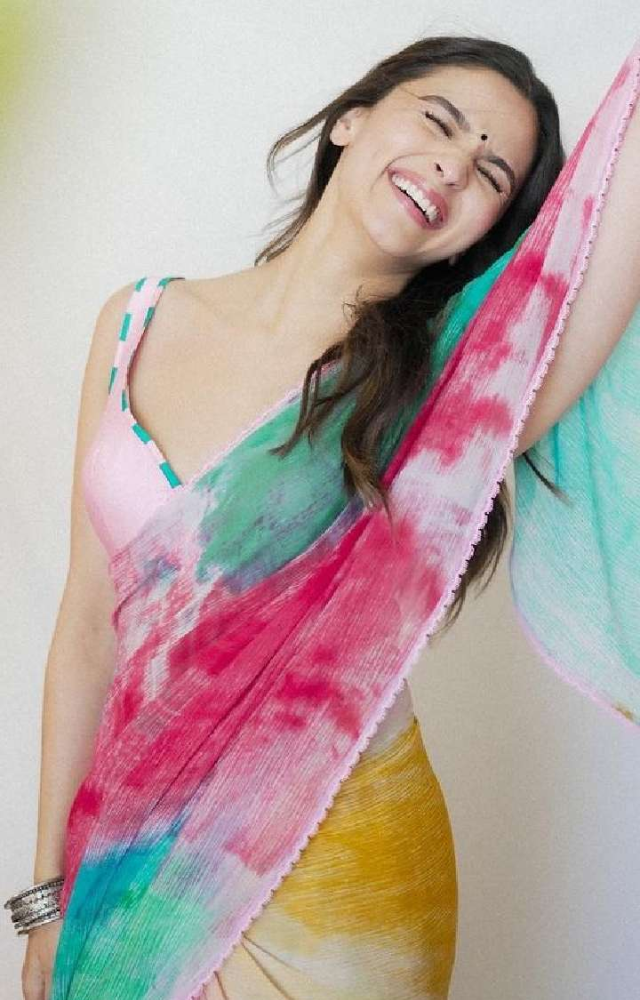 Alia has given us major Holi fashion goals with her effortless ethnic looks. Her simple yet elegant Holi outfits are perfect for a stylish celebration!