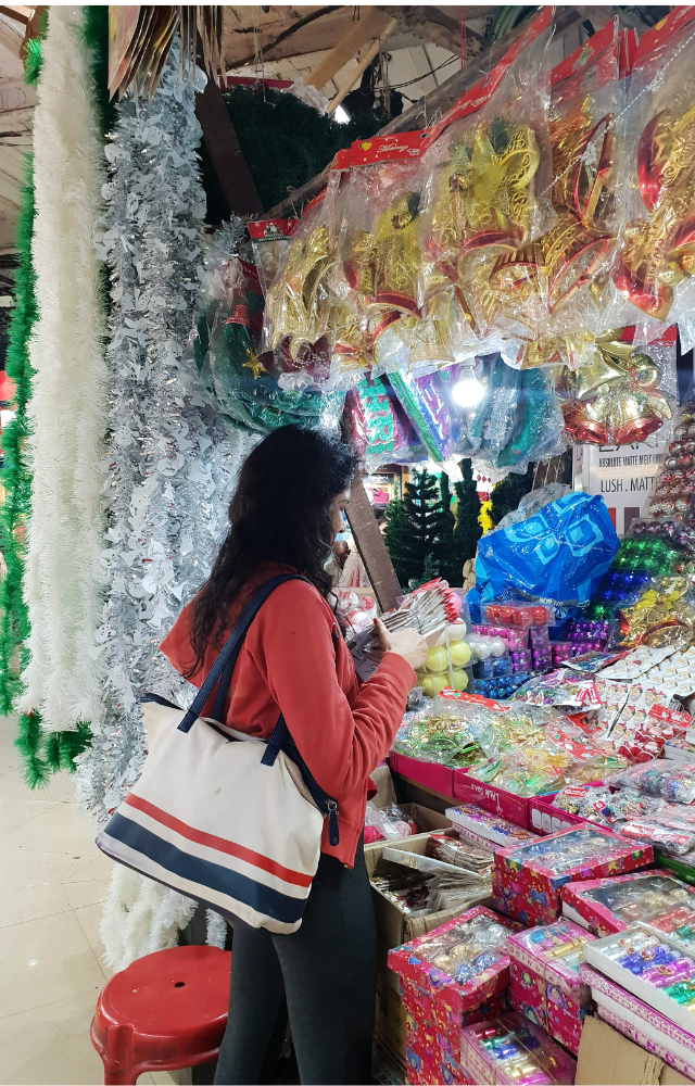 Kolkata’s Christmas market features beautiful decorations, local art, and festive foods, capturing the spirit of Christmas in the city.
