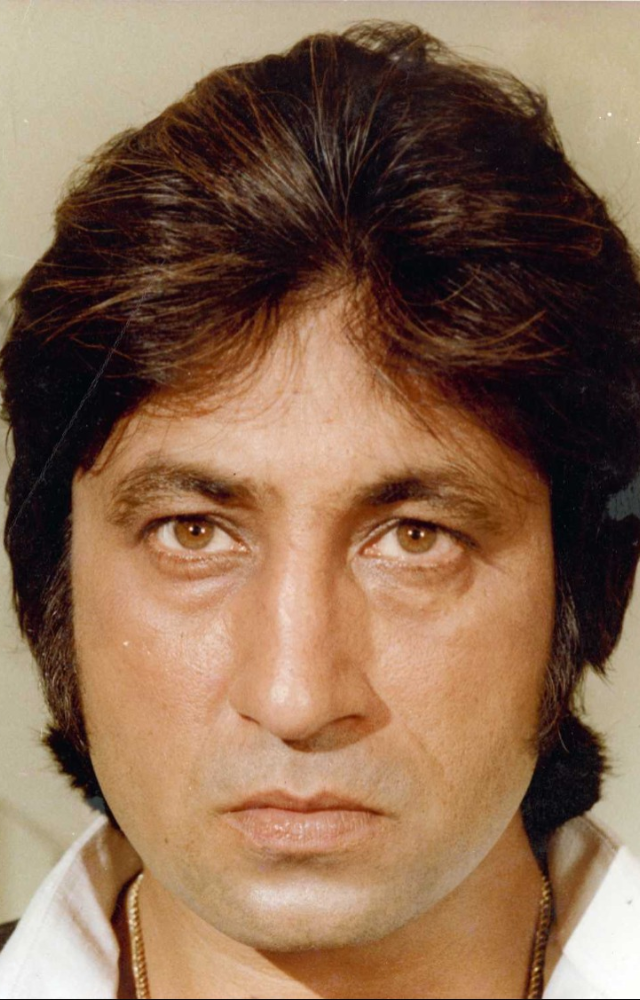 Kapoor’s portrayal of this line from the film Tohfa showcases his unique blend of menace and charm, becoming an unforgettable part of his repertoire.
