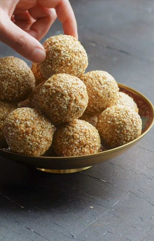 A delightful treat made from sesame seeds and jaggery, these ladoos symbolize unity and prosperity, making them a must-try this festive season.