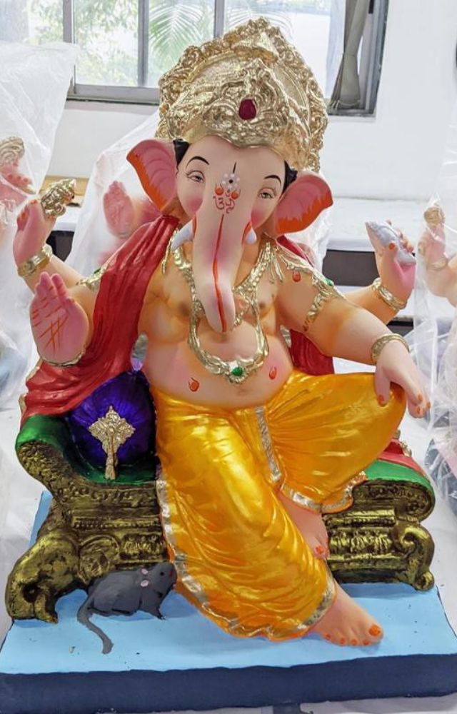 With one tusk, Ekdanta represents the ability to retain the good and let go of the bad, signifying sacrifice.
