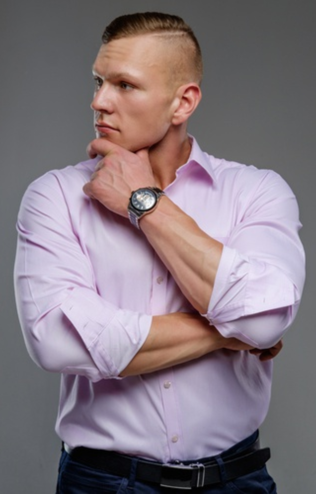 Neatly rolled sleeves can turn basic shirts into stylish statements. It also balances casual and crisp vibes effortlessly.