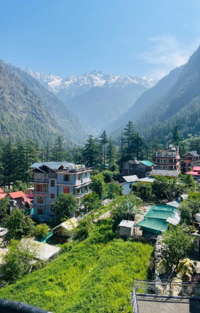 A paradise for adventure-loving couples, offering scenic landscapes and cozy cafes.