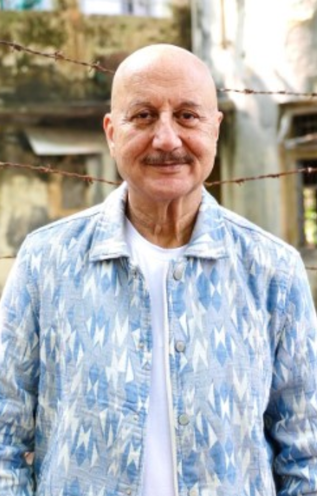 Anupam Kher once slept on railway platforms before making it big in Bollywood. His journey is truly inspiring.
