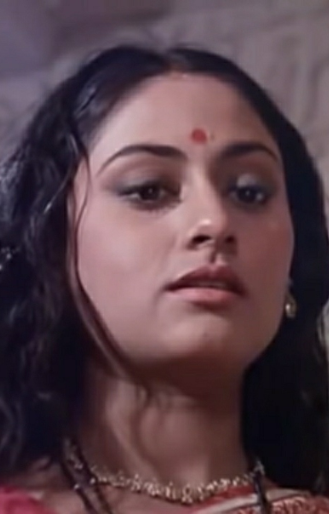 Jaya Bachchan’s heartfelt performance as a singer caught between love and ego was unforgettable. A timeless tale of talent, tension, and tenderness.