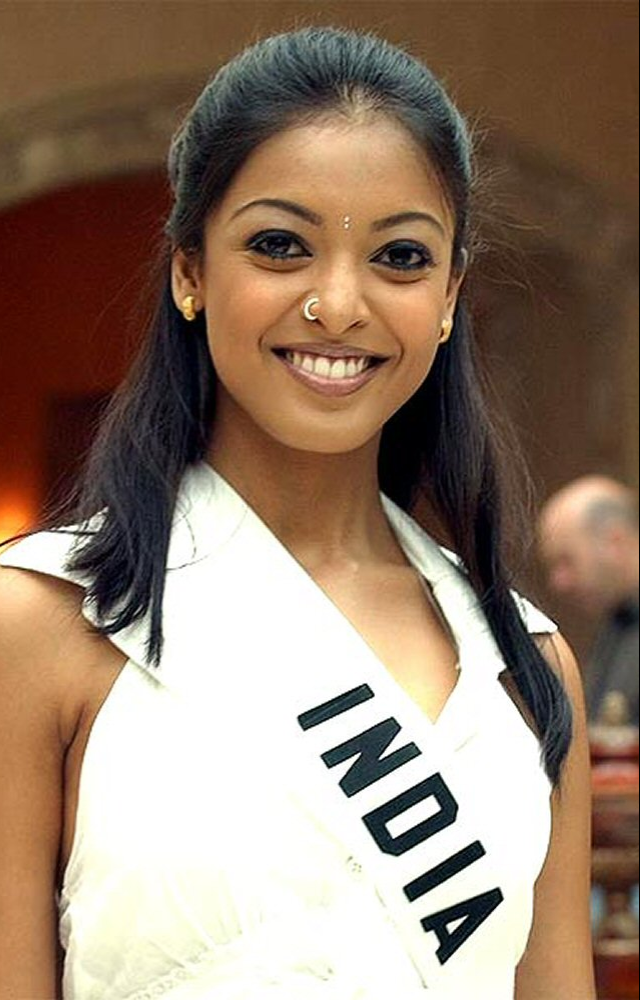 Tanushree Dutta made her Bollywood debut with Aashiq Banaya Aapne in 2005, winning hearts with her charm and acting skills.