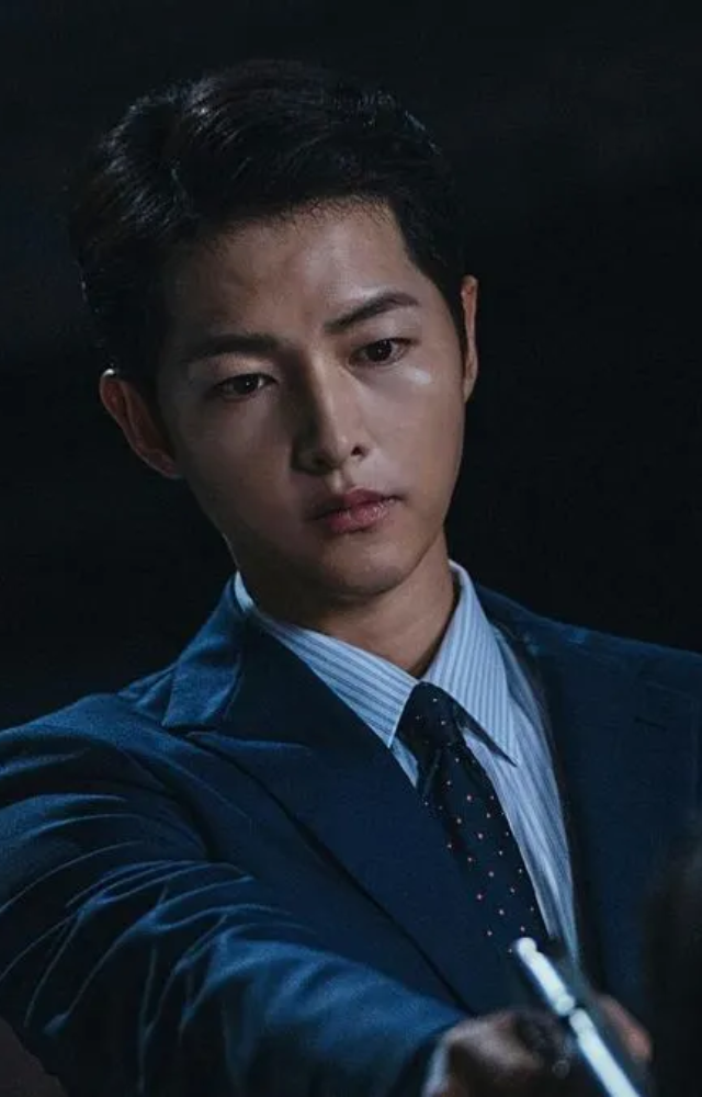 A mafia consigliere with a heart returns to Korea—dark humor, action, and justice collide in this gripping drama.