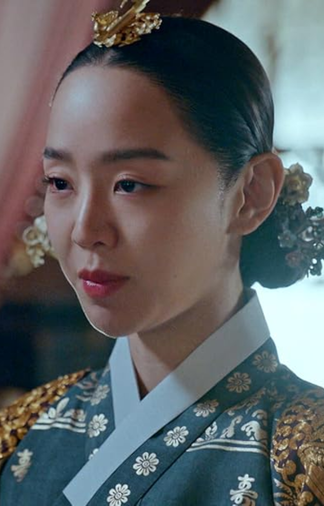 A historical comedy with a modern twist, where a chef’s soul gets trapped in a queen’s body. Get ready for chaotic laughs and unpredictable moments!
