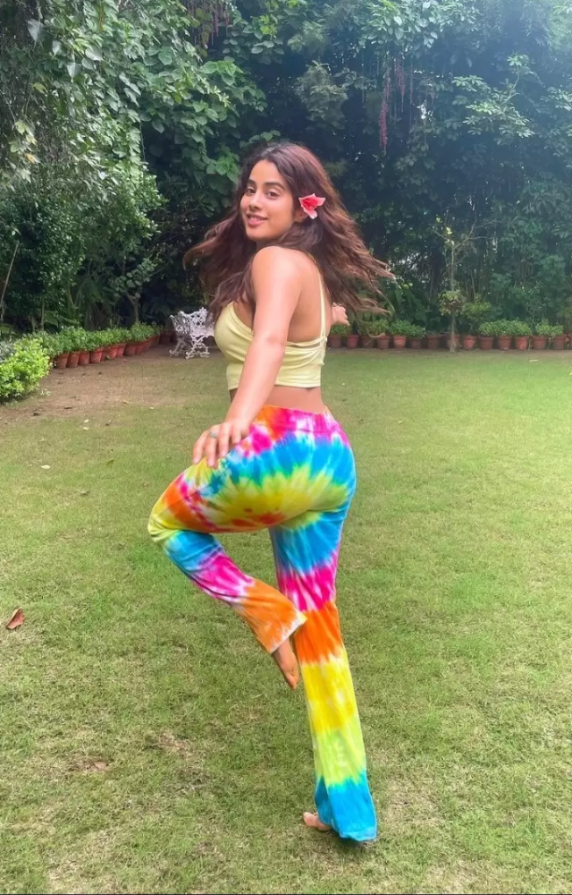 Soft pastel shades are a hit! Janhvi Kapoor’s dreamy ethnic looks are perfect for a fresh and elegant Holi vibe.