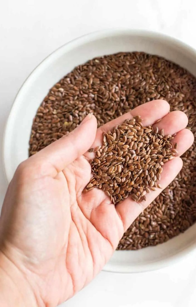 Rich in fiber and lignans, flaxseeds support heart health, reduce inflammation, and improve skin.

