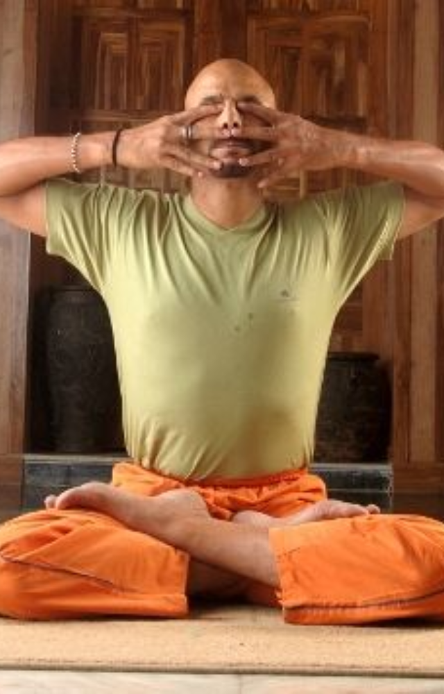Creates a soothing vibration in the head and face. It reduces mental agitation and quiets the mind—perfect for anxious or racing thoughts.
