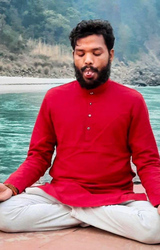 It involves inhaling through a rolled tongue to cool the body and mind. Great for calming anxiety and reducing emotional heat or anger.
