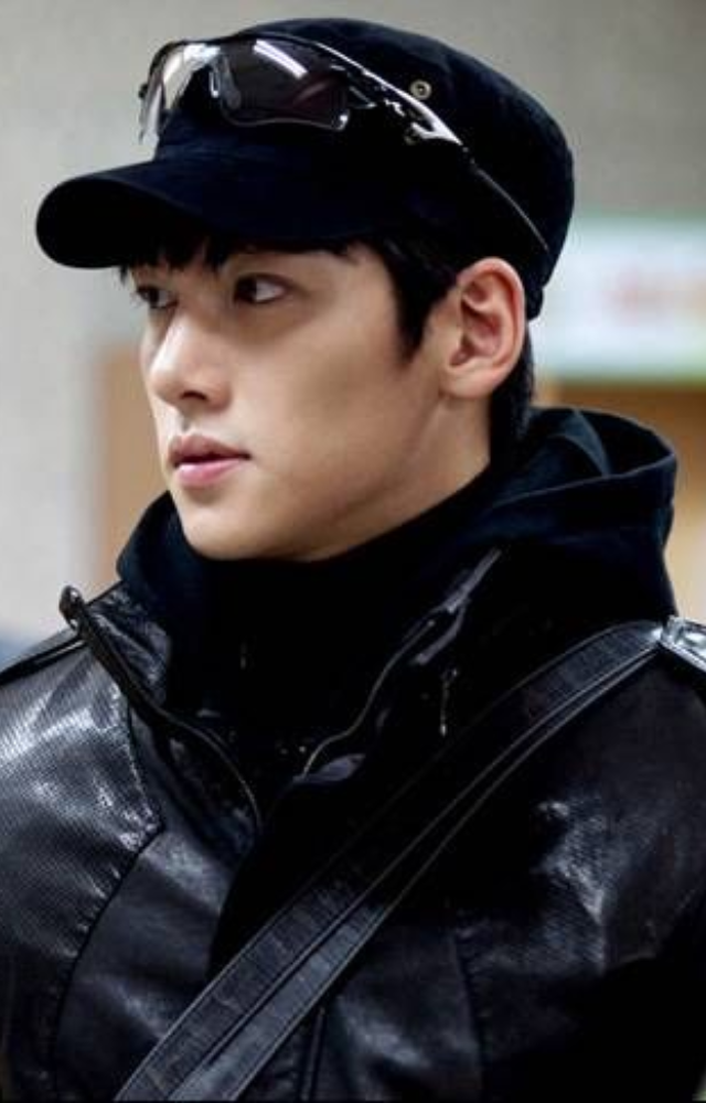 A mysterious night courier with a heart, Healer remains one of his most iconic performances. Fans love his chemistry with co-star Park Min-young.