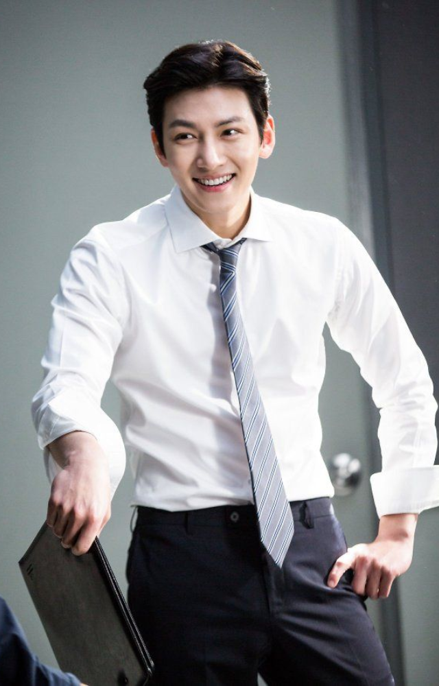 This legal-romantic drama pairs comedy with suspense, and Ji’s quirky yet sincere lawyer role hits the mark. His timing and expressions stood out.