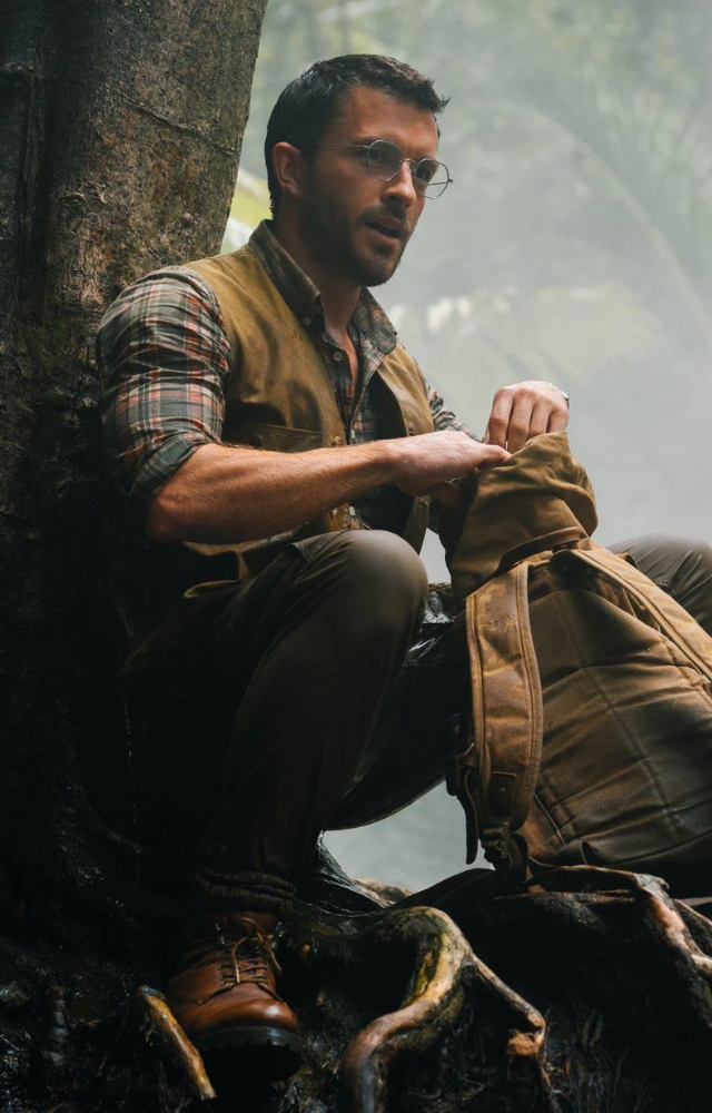 Jonathan Bailey takes on the role of Dr. Henry Loomis, a paleontologist facing the challenges of a tropical island teeming with dinosaurs.