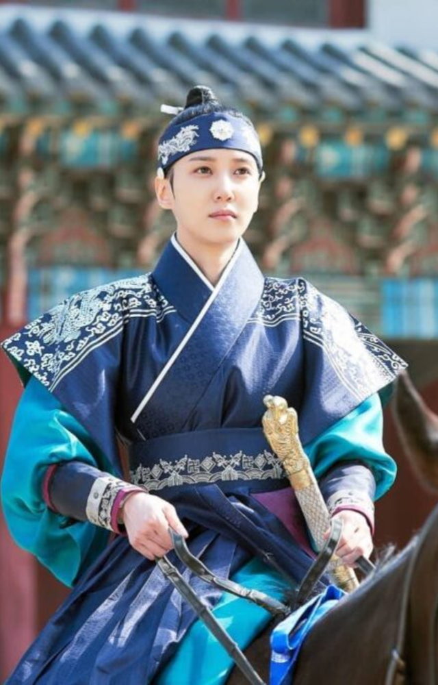 Historical romance meets royal drama in this beautiful tale of hidden identity and forbidden love.