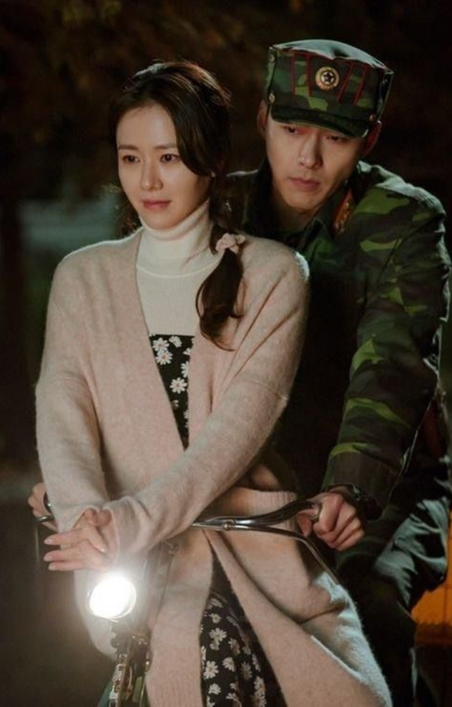 The emotional border reunion between Yoon Se-ri and Captain Ri had fans worldwide sobbing and reposting endlessly.
