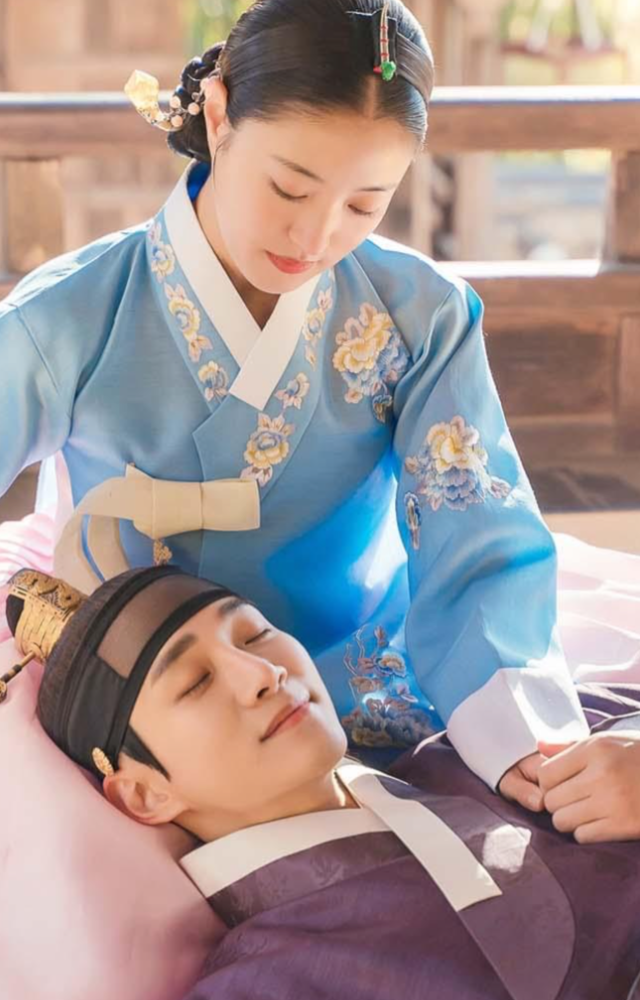 Relive a poignant historical romance between a king and his court lady, filled with passion and sacrifice.