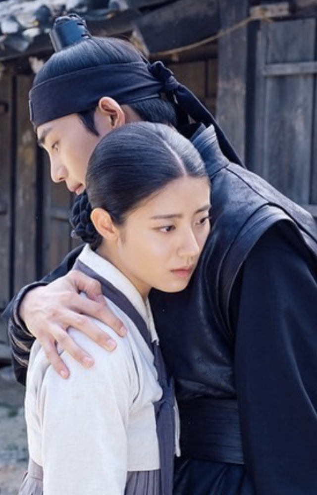 A crown prince loses his memory and ends up in a fake marriage with a commoner. Royal secrets meet accidental romance.

