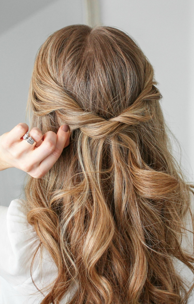 Just twist, pin, and you’re ready to go. A lazy-day style that looks totally put-together.
