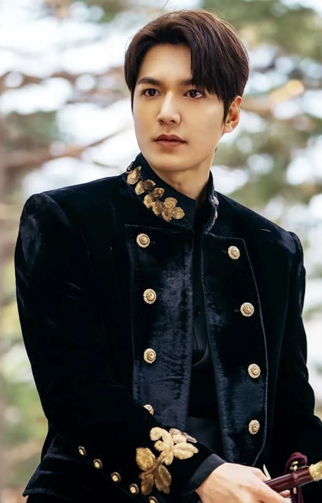 Lee Min Ho plays a dashing emperor in this fantasy romance that bends dimensions. His charisma and emotional depth shine through every scene.