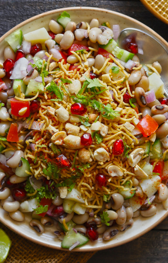 A tangy and spicy street-style snack. Loaded with zesty chutneys and crunchy toppings, it’s a perfect teatime treat.