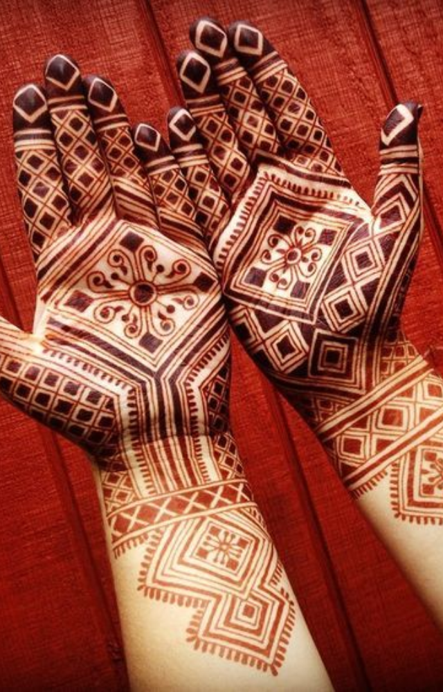 This design features intricate checkered patterns that add a modern twist to traditional Moroccan mehndi. Perfect for a contemporary Eid look.