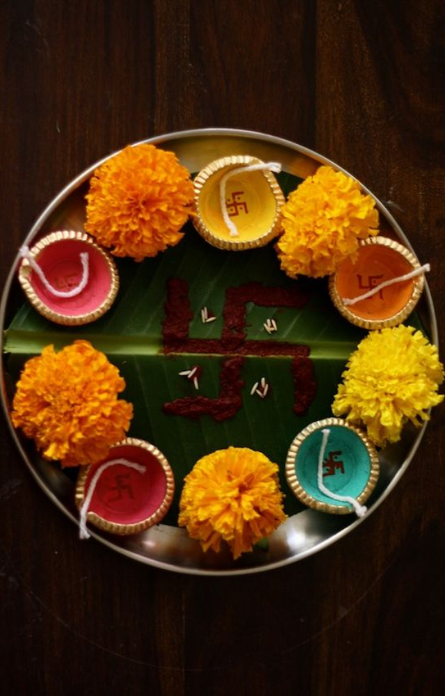 Offering fresh flowers, especially jasmine or red hibiscus, symbolizes purity and devotion.
