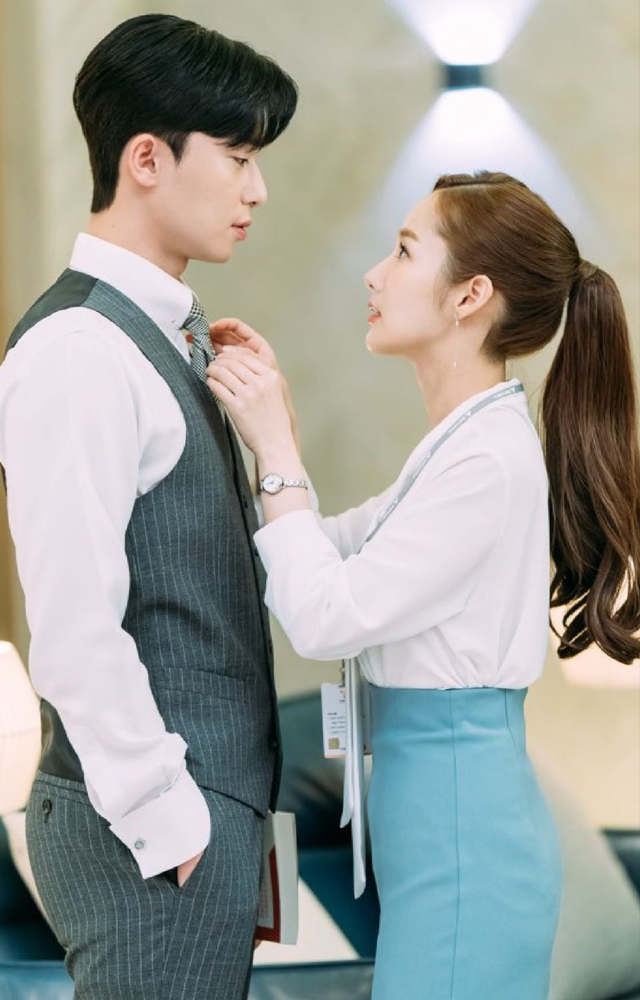 A charming CEO and his dedicated secretary share a hilarious yet heartwarming love story in this fan-favorite office romance.