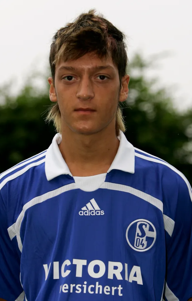 Born on October 15, 1988, in Gelsenkirchen, Germany, Mesut Özil grew up in a Turkish immigrant family, developing a passion for football early on.